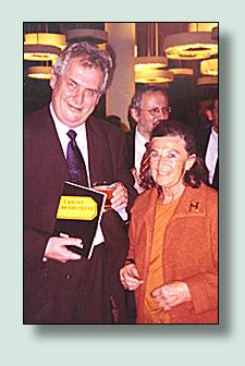 setk�n� dvou b�val�ch student� kol�nsk�ho gymn�zia, pan� Hany Greenfieldov� a p�edsedy vl�dy Milo�e Zemana v Tel Avivu v �noru 2002.